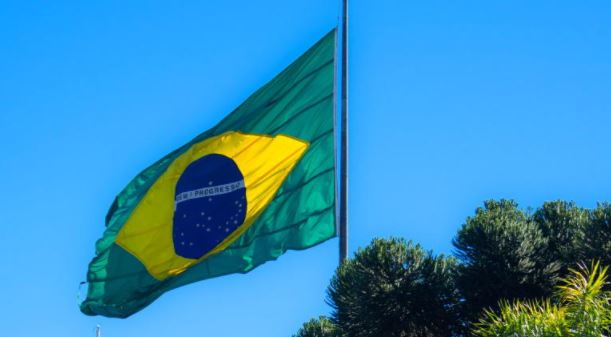 La imagen tiene un atributo ALT vacío; su nombre de archivo es brazilflag.jpg